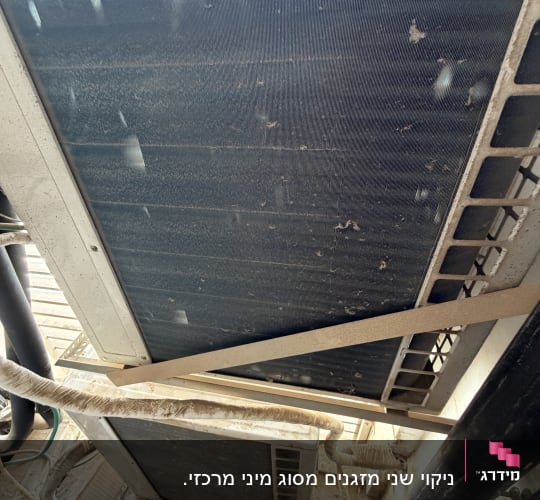 יחידת מיזוג אוויר חיצונית עם צינורות וחיבורים